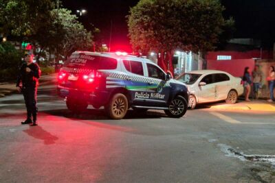 Imagem da notícia Jovem sem CNH bate em viatura da PM ao cruzar avenida de Chapadão do Sul